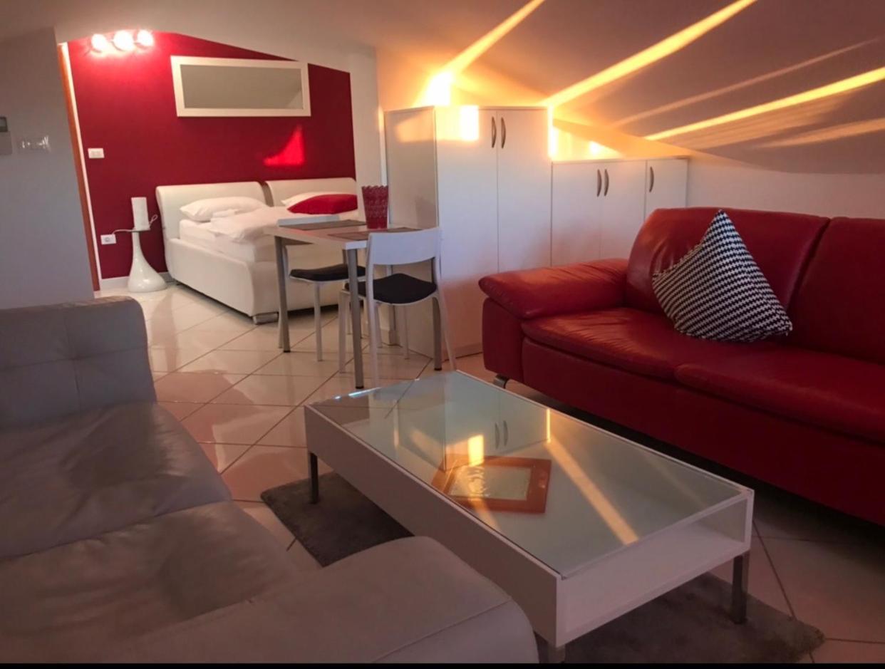 Apartments Villa Lili อูมัค ภายนอก รูปภาพ