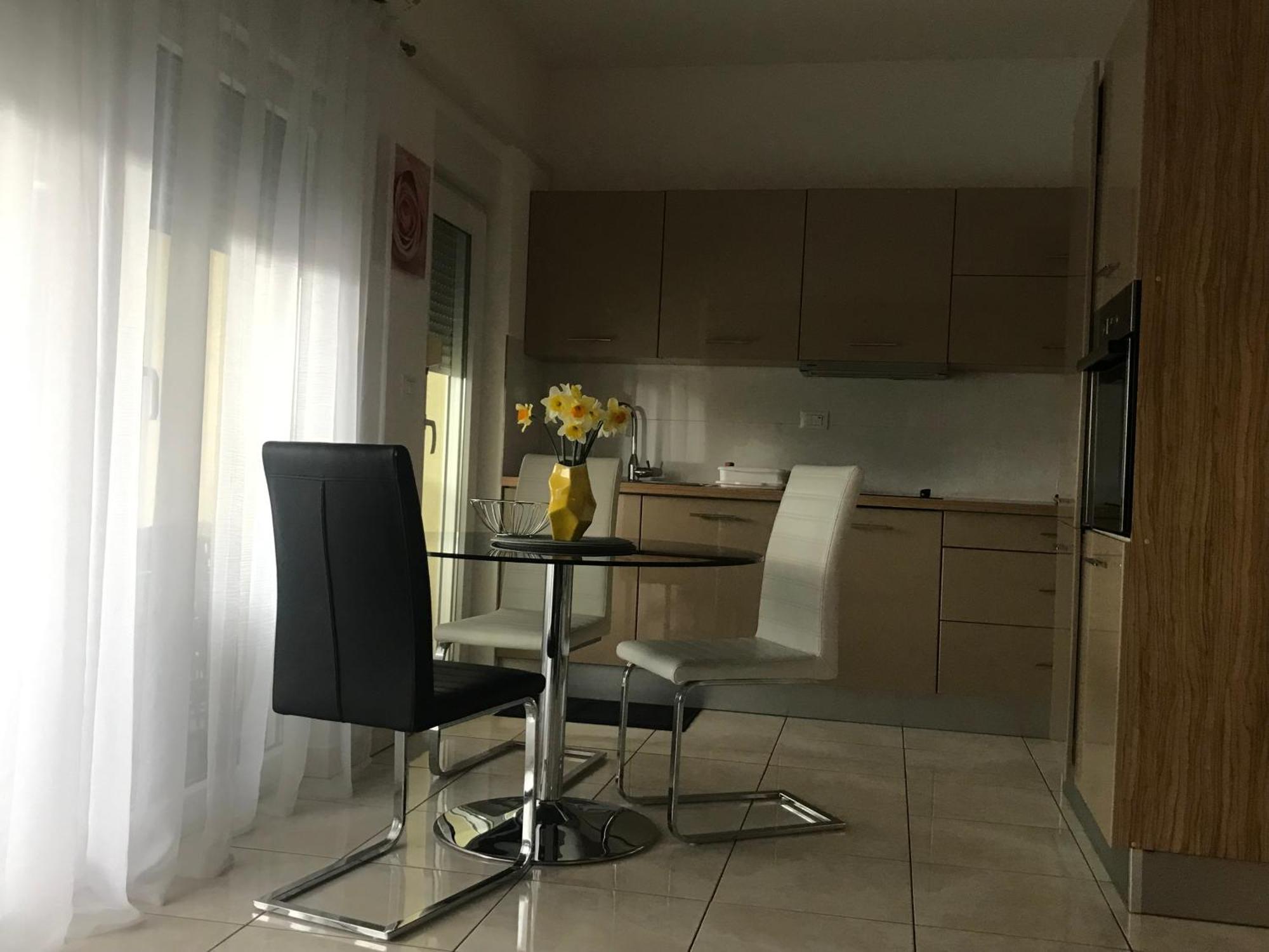 Apartments Villa Lili อูมัค ภายนอก รูปภาพ